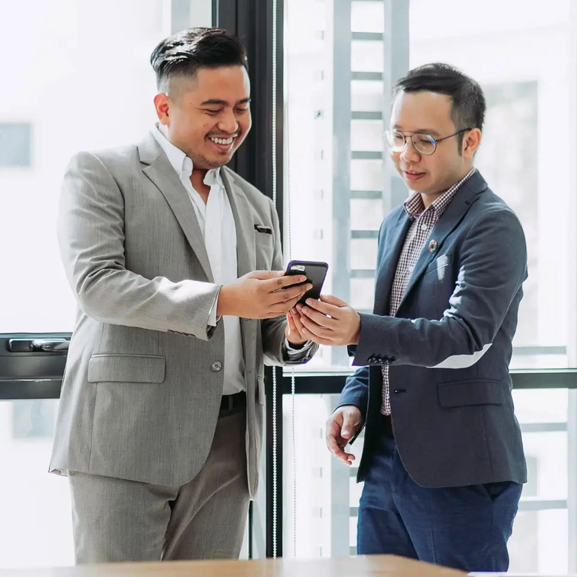 Equipo de E&M revisando información con un cliente