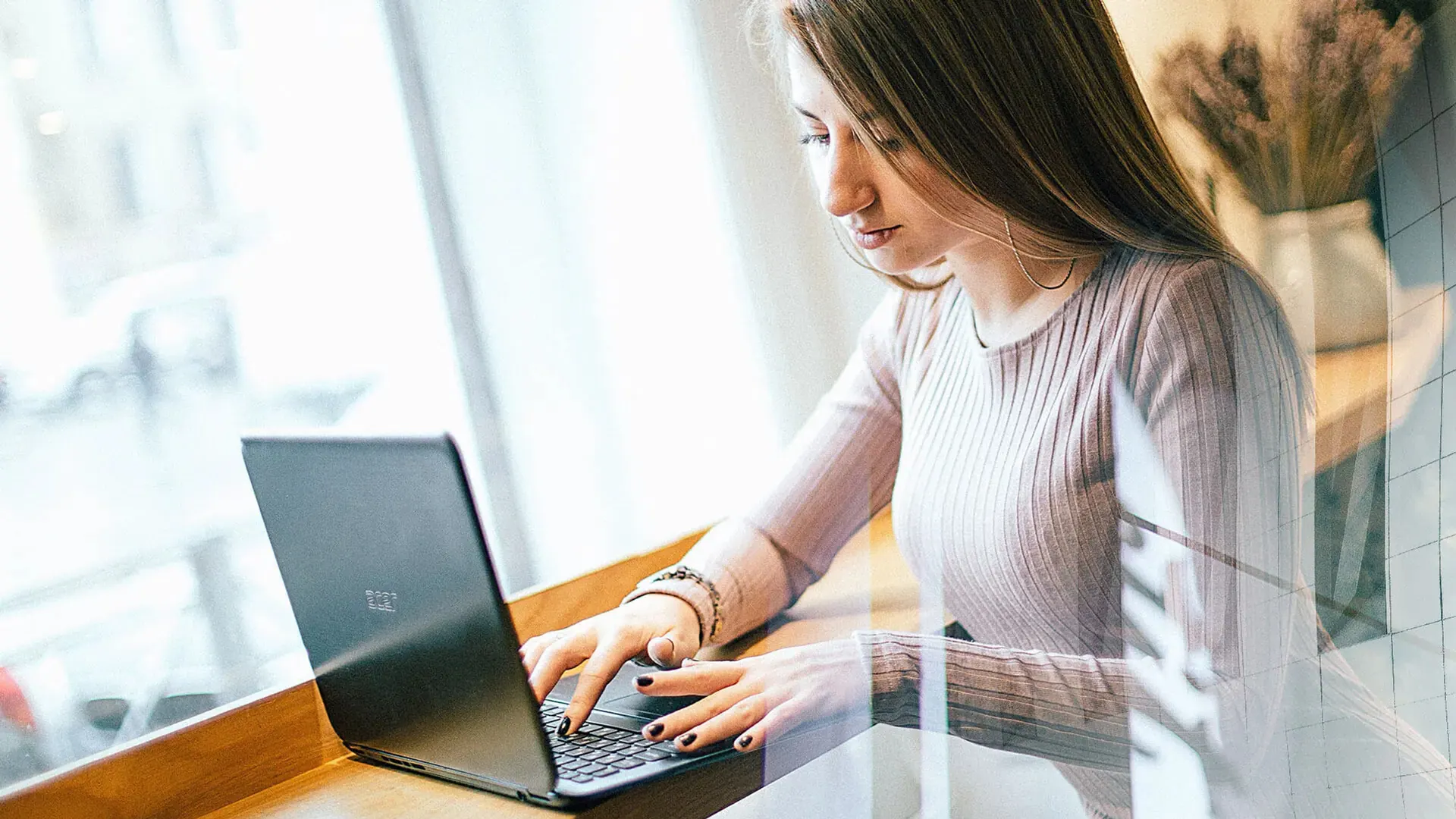 Profesional de E&M Desarrollo Corporativo trabajando en la evaluación de un caso